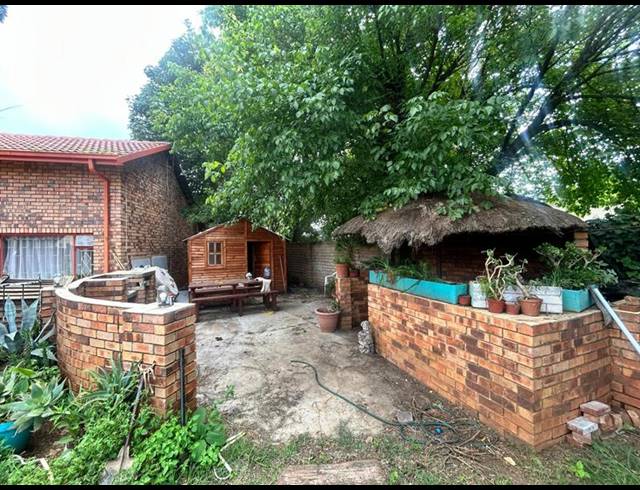 3 BEDROOM HOUSE FOR SALE IN DERSLEY